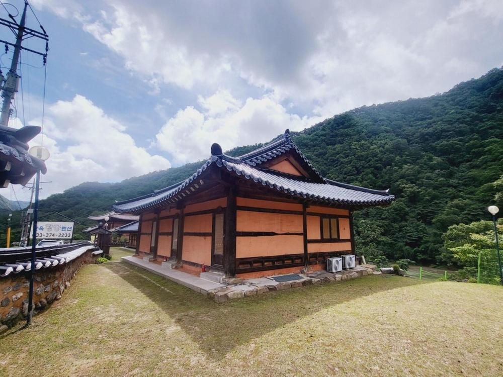 Yeongwol Hwanggung Hanok Pension Luaran gambar